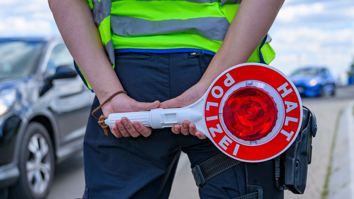 Überwachung: Grenzkontrollen: Pistole entdeckt, Haftbefehle vollstreckt