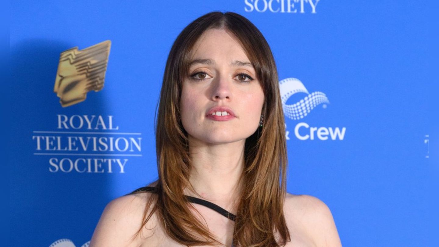 Sind die beiden Co-Stars ein Paar?: Aimee Lou Wood küsst Schauspieler Adam Long
