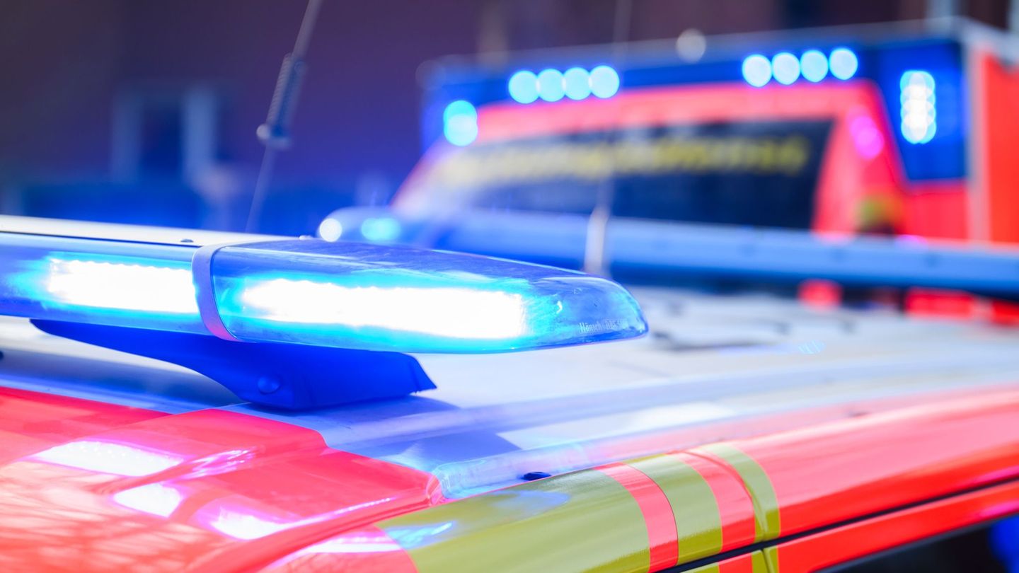 Landkreis Nordwestmecklenburg: Autofahrer prallt gegen Pfahl – zwei Verletzte