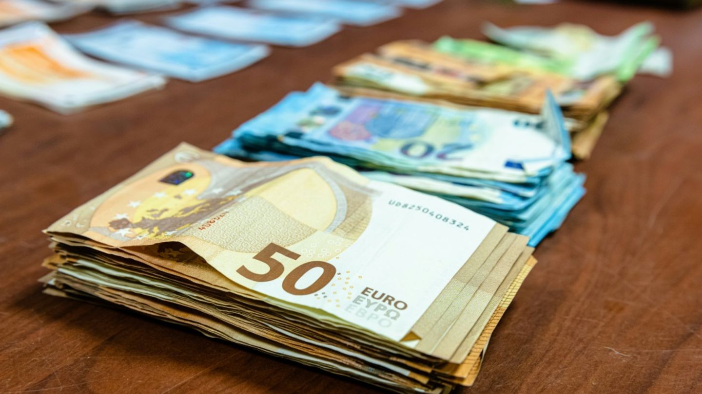 Mann versteckt 124.000 Euro in kleinem Kühlschrank vor Zoll