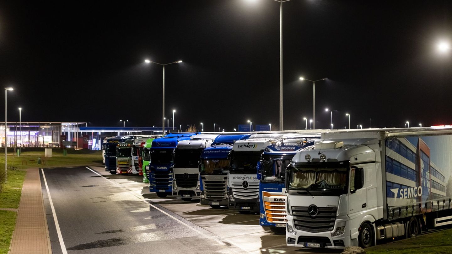 Verkehr auf Autobahnen: Verband kritisiert überfüllte Lkw-Parkplätze an Autobahnen