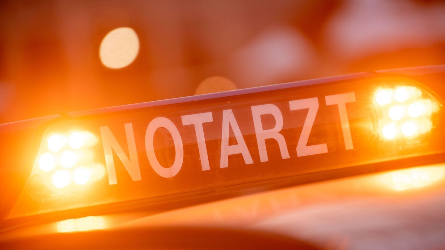 Unfall: Frau will Pylon entfernen – von eigenem Auto überrollt