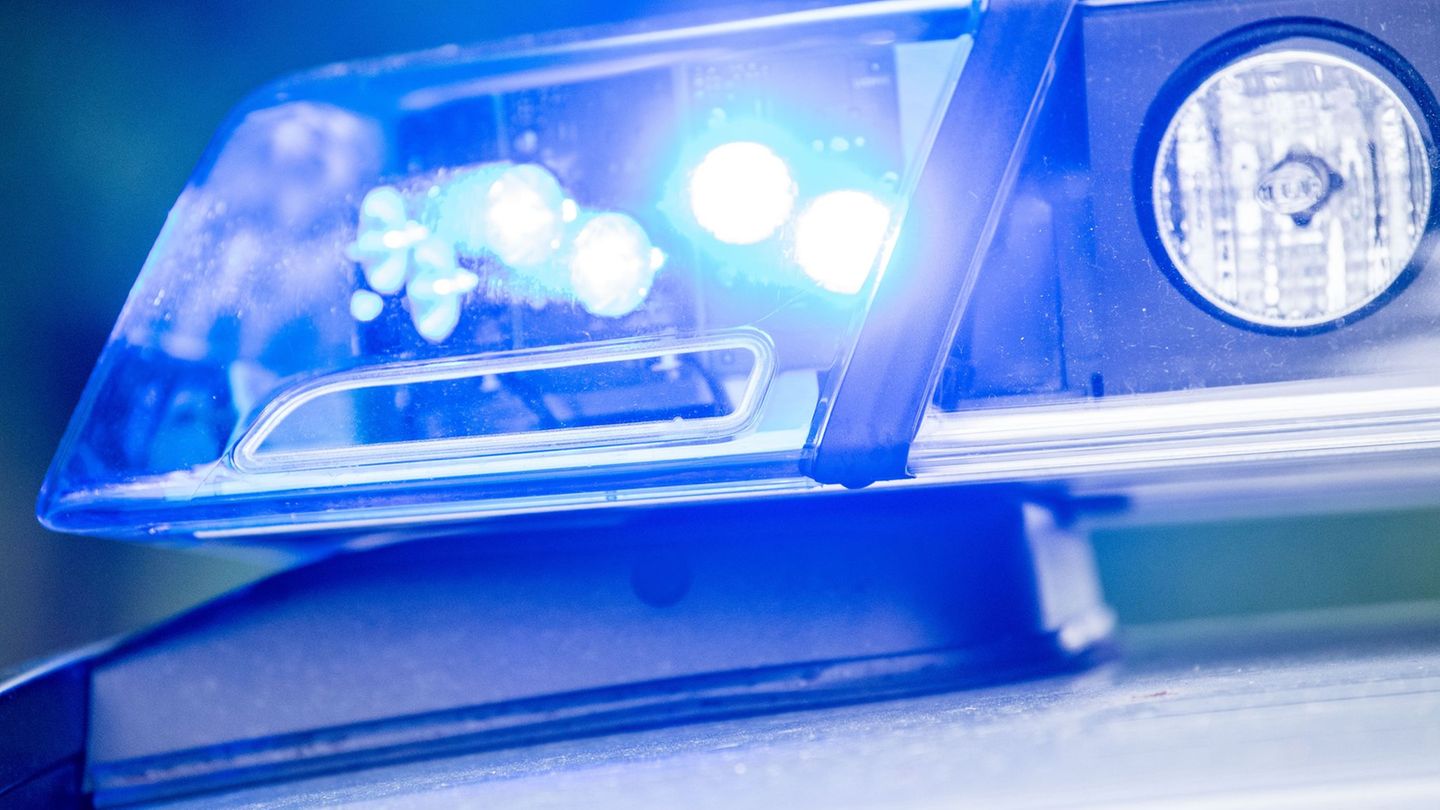 Unfälle: Polizei findet Autofahrer eingeklemmt in seinem Wagen