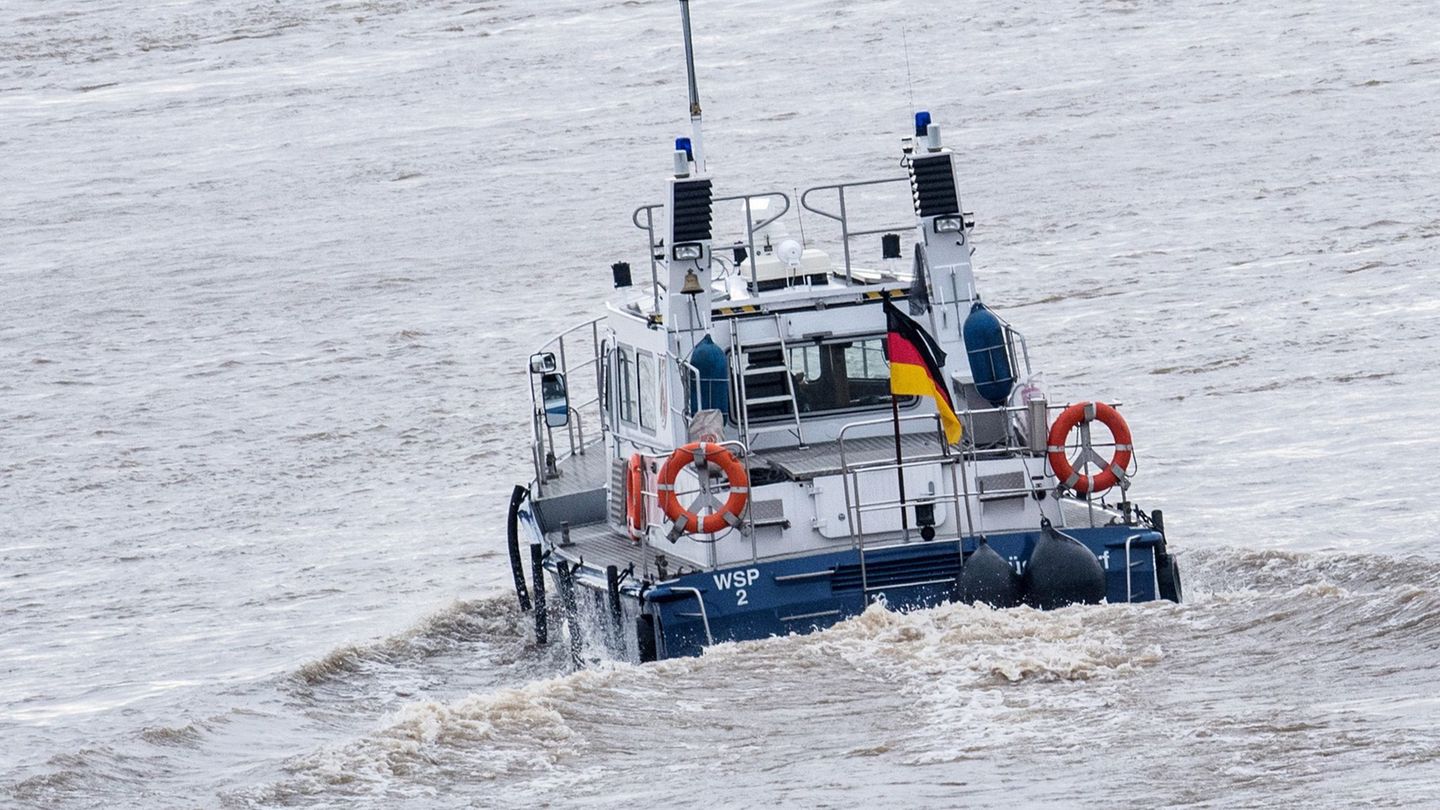 Köln: Person im Rhein – Matrose springt von Schiff, um zu helfen