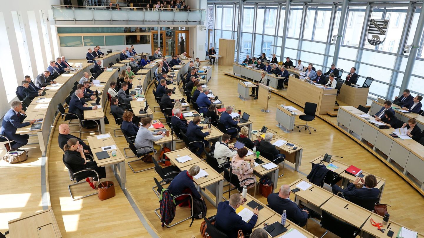 Aktuelle Debatte: Uni-Rektor: Bleibeanreize für ausländische Studenten setzen