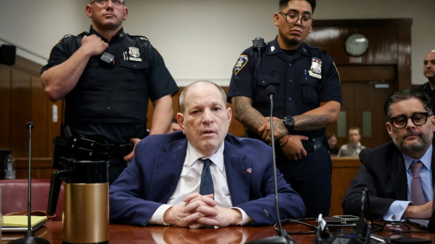 Weinstein-Prozess: Nach Schuldspruch in einem Fall berät Jury über Vergewaltigungsvorwurf