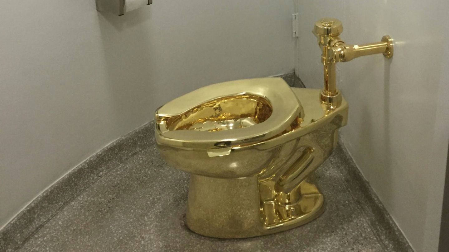 Zwei Briten wegen Diebstahls von goldener Toilette zu Haftstrafen verurteilt