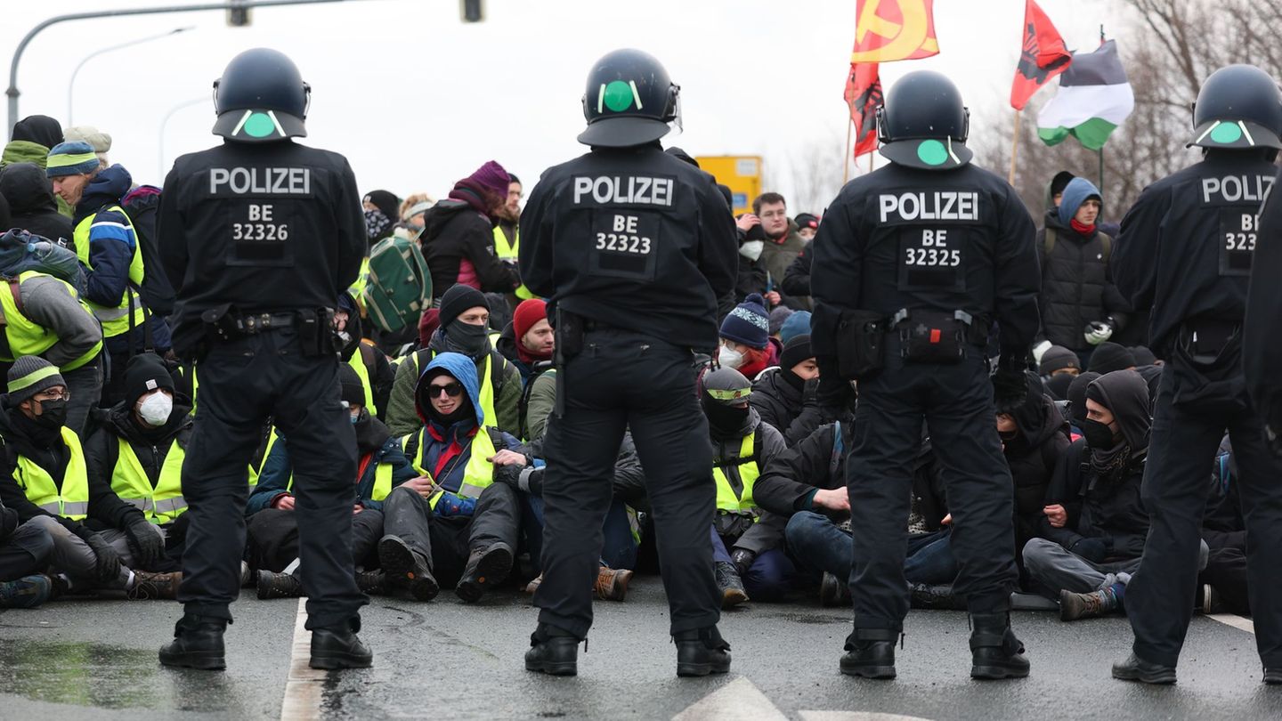 Kriminalität: Ermittlung wegen Angriff auf Polizist bei Protest in Riesa