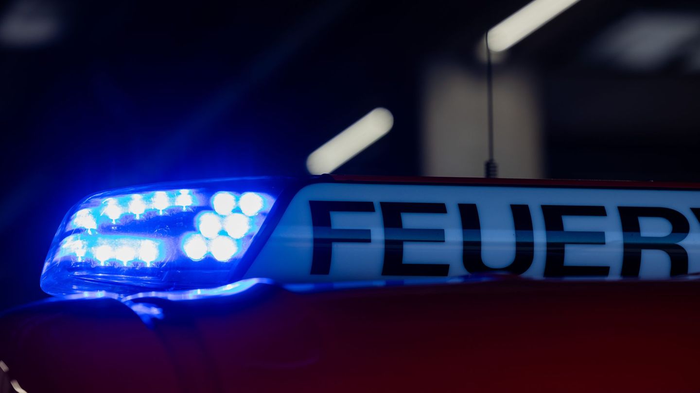 Notfälle: Feuer auf Dach von Bürogebäude – drei Arbeiter verletzt