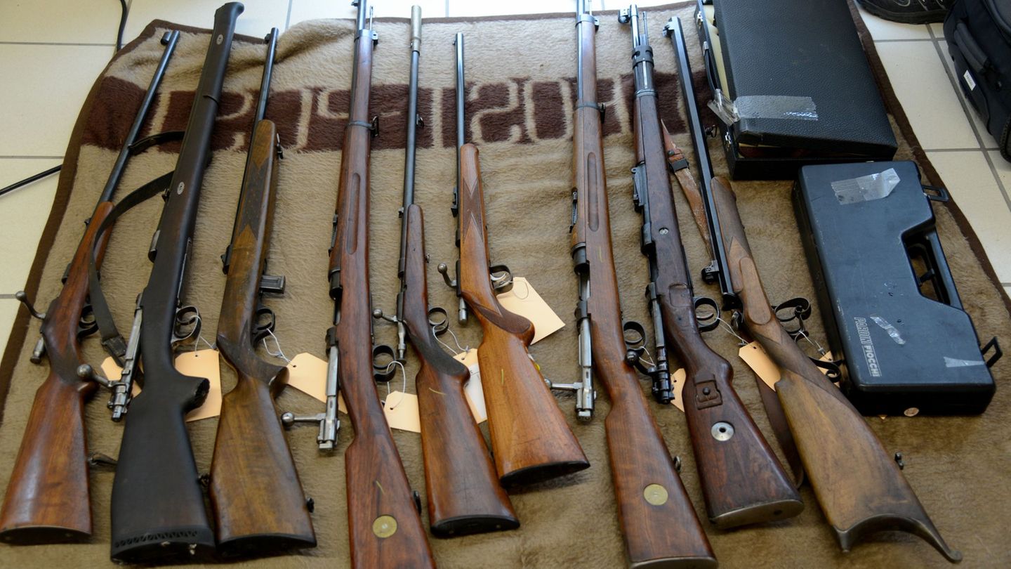 Unerlaubter Waffenbesitz: „Reichsbürger“ soll unerlaubt 800 Waffen gehortet haben