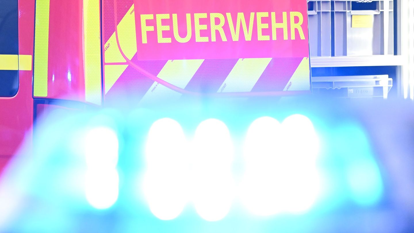 Brände: Drei Pkw und zwei Boote brennen auf Straßentrailer in Kiel