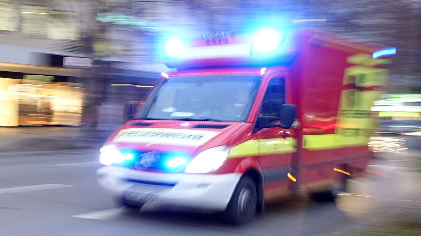 Schwerer Unfall: Quadfahrer von Auto erfasst und schwer verletzt