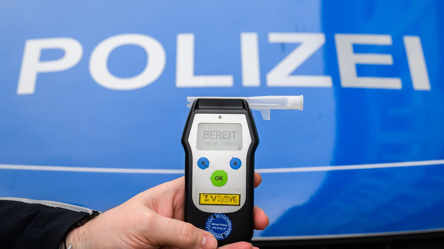 Trunkenheitsfahrt mit dem Rad: Betrunkener Radler fährt mehrfach gegen Autos