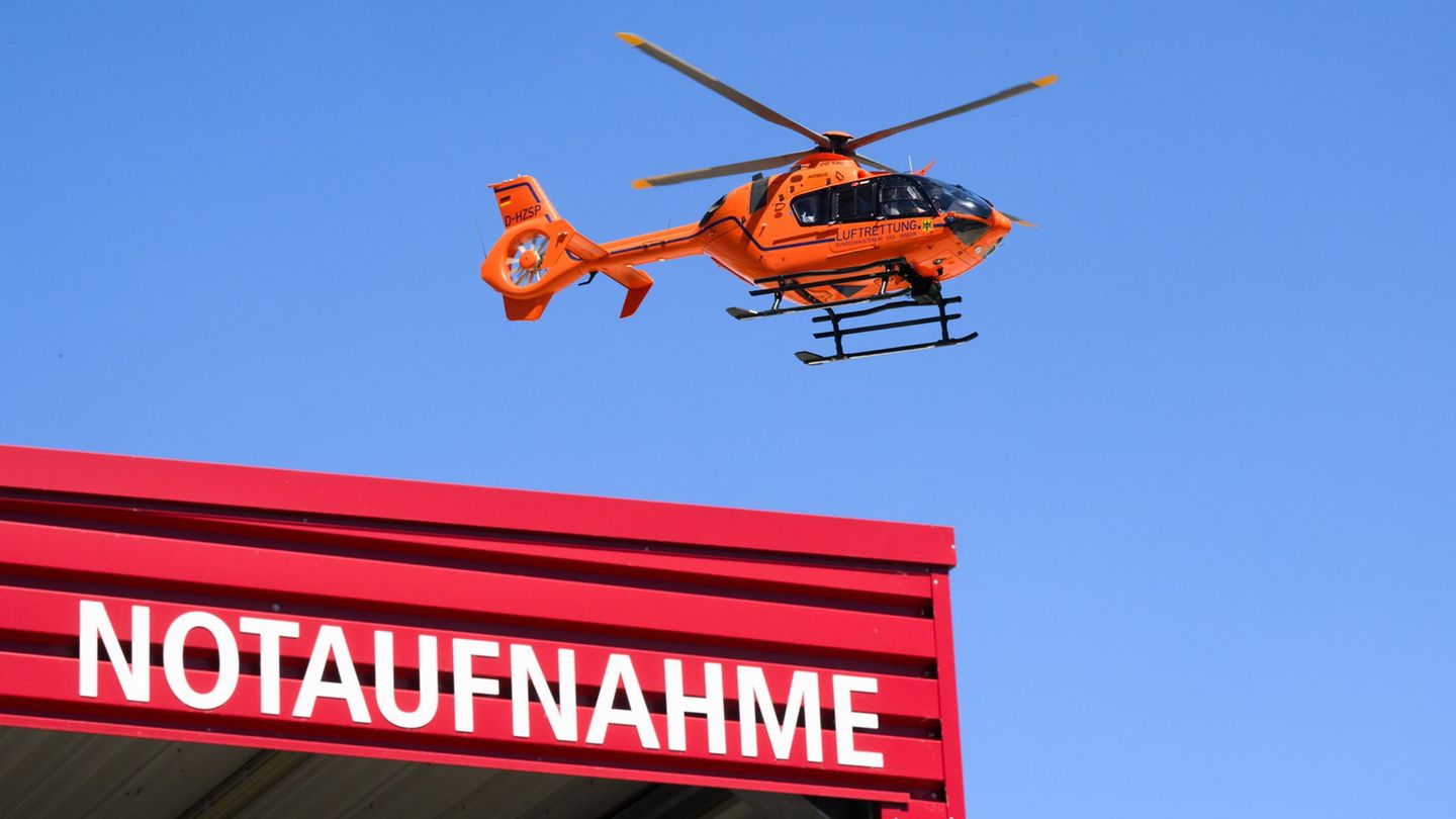 Schwerer Zusammenstoß: Fahrradfahrer nach Kollision mit Auto in Lebensgefahr