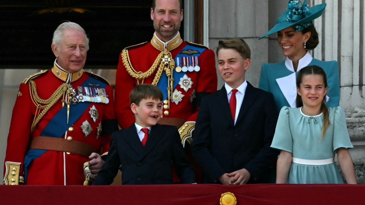 Schweigeminute bei Geburtstagsparade für König Charles III. für Absturzopfer in Indien