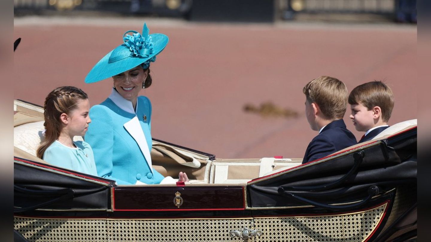 Prinzessin Kate bei „Trooping the Colour“: Sie strahlt in Türkis und ehrt die Queen