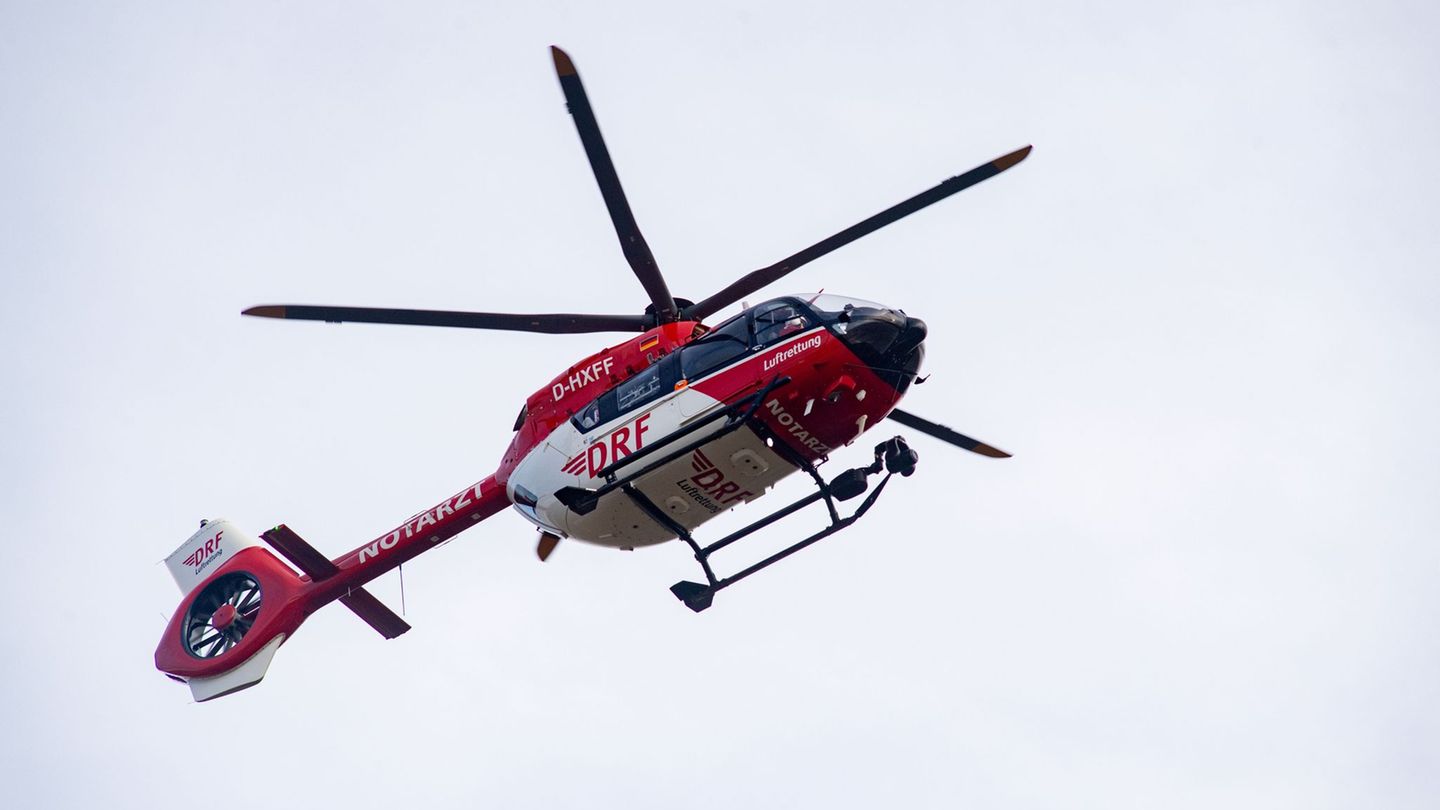 Schwerer Unfall: Traktor überrollt Fahrer – Mann schwer verletzt