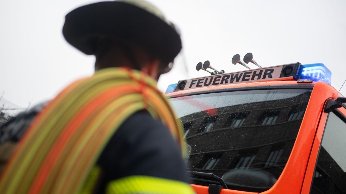 Ursache technischer Defekt: Polizei: Millionenschaden nach Brand in Industriegebäude