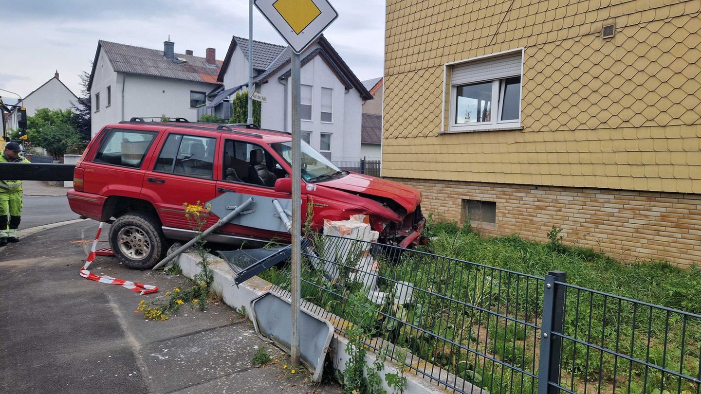 Unfälle: Geländewagen landet in Vorgarten