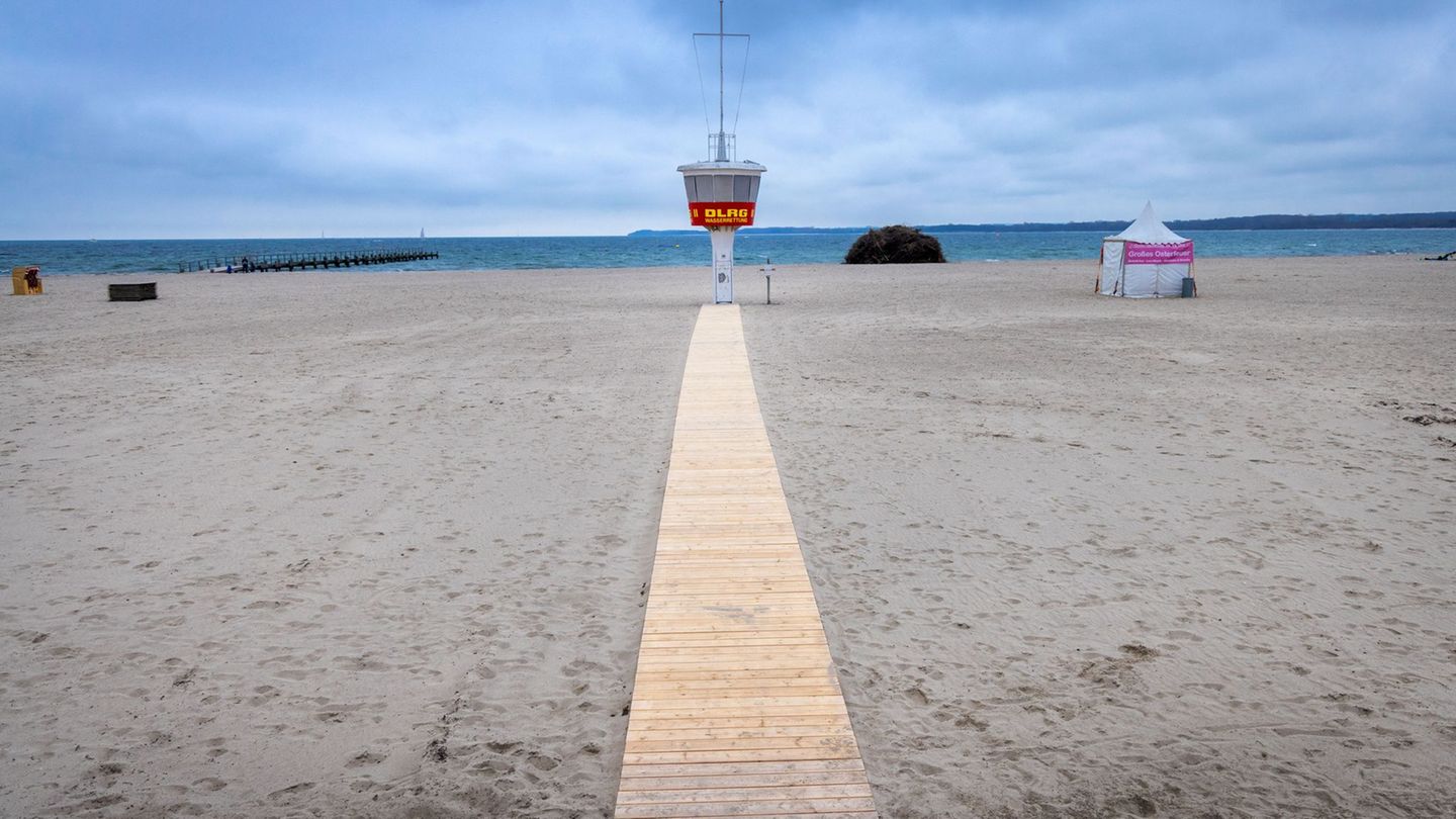 Suche nach vermisstem Kind: Einsatz am Strand – Vermisstes Kind in Travemünde gefunden