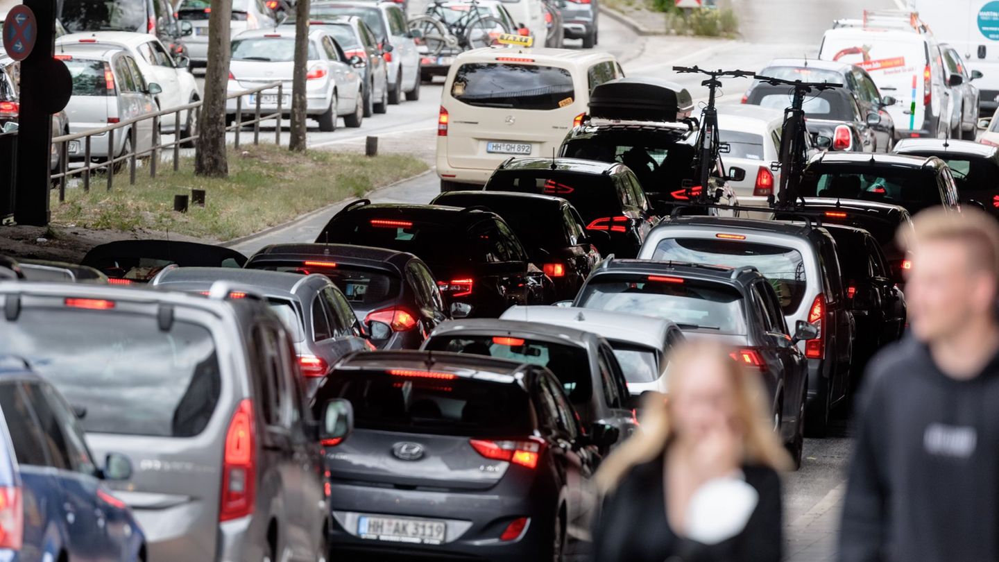 Verkehr: Veteranentag, Demos und A7-Sperrung: viel Stau in Hamburg