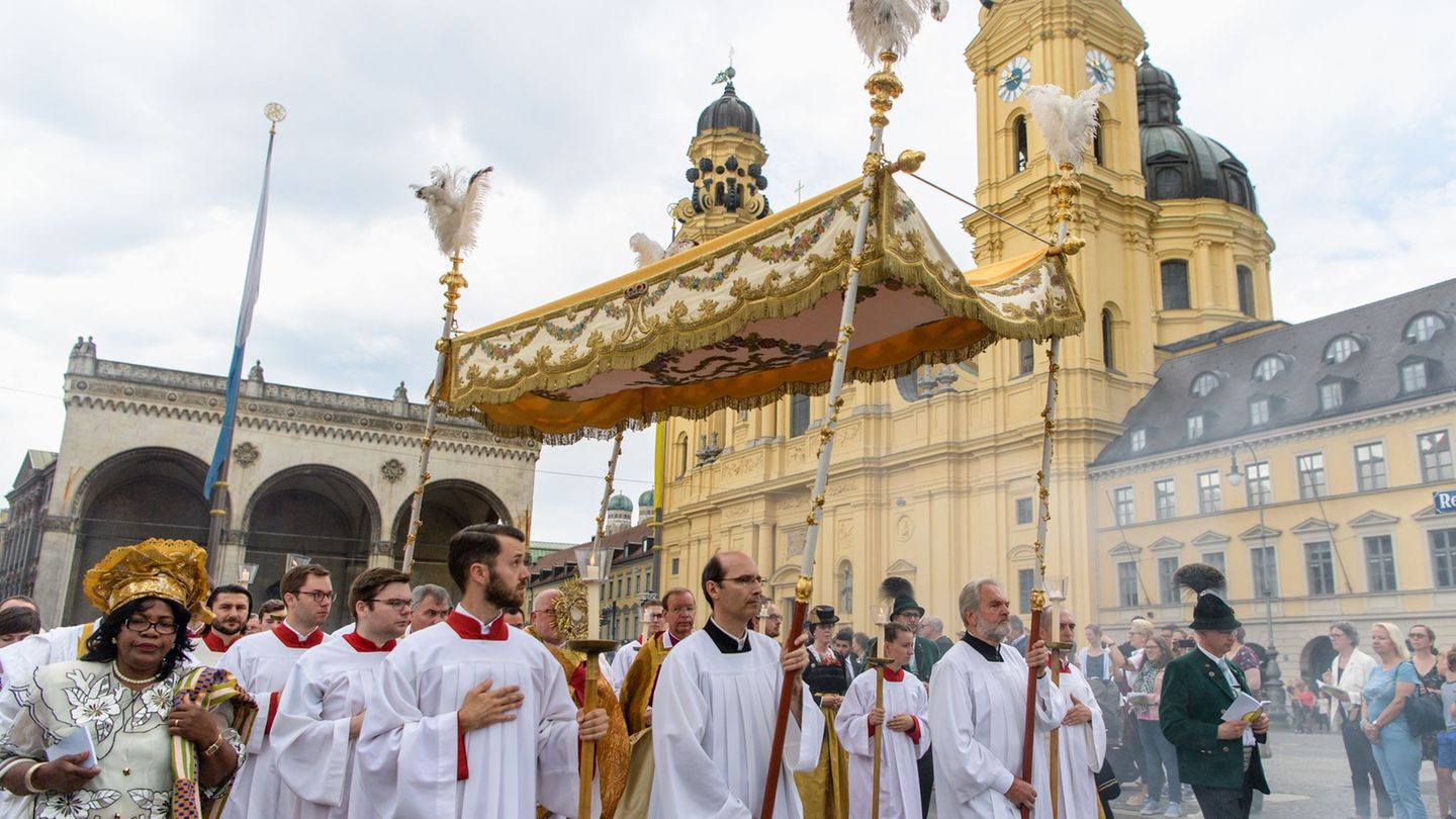 Brauchtum und Religion: Die alte Pracht – katholische Kirche feiert Fronleichnam
