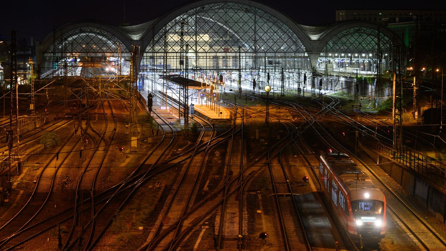Am Dresdner Hauptbahnhof: Teenager will auf Zug aufspringen und verletzt sich schwer