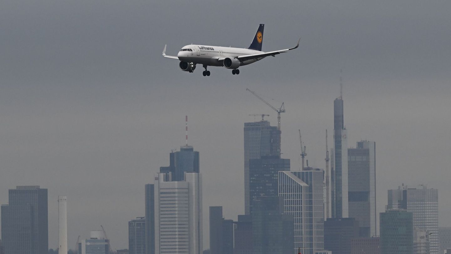 Indien-Flug: Lufthansa-Flieger muss wegen Bombendrohung umkehren