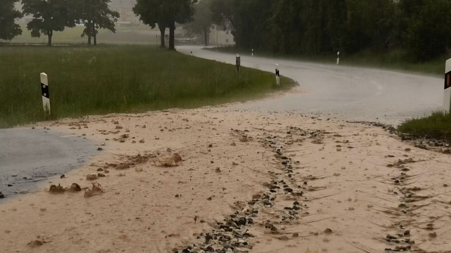 Straßen überflutet: Unwetter in Sachsen: Straßen überflutet, Bäume umgestürzt