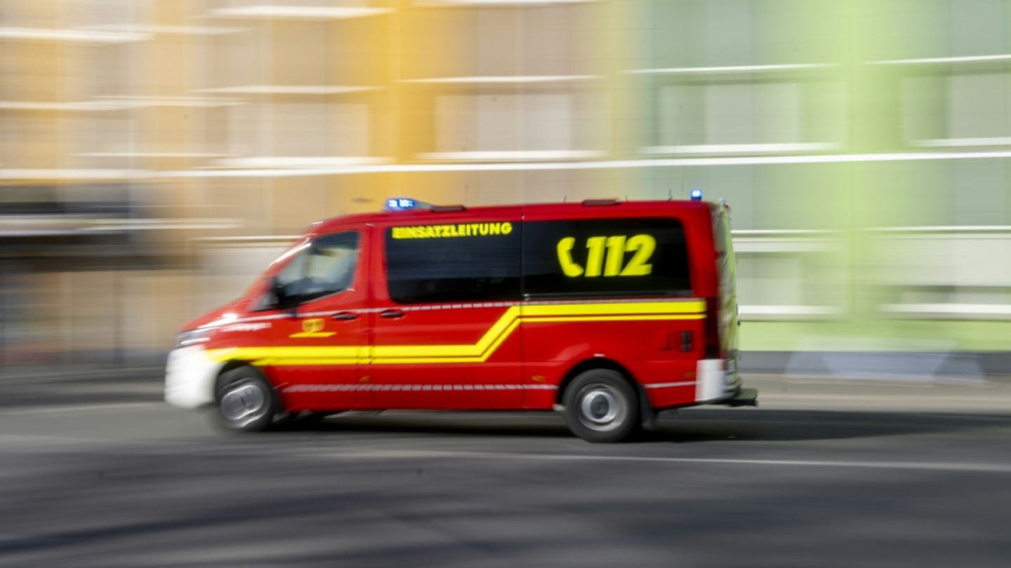 Tödlicher Arbeitsunfall im Bremen: Tonnenschwerer Schweißtisch klemmt Mann ein