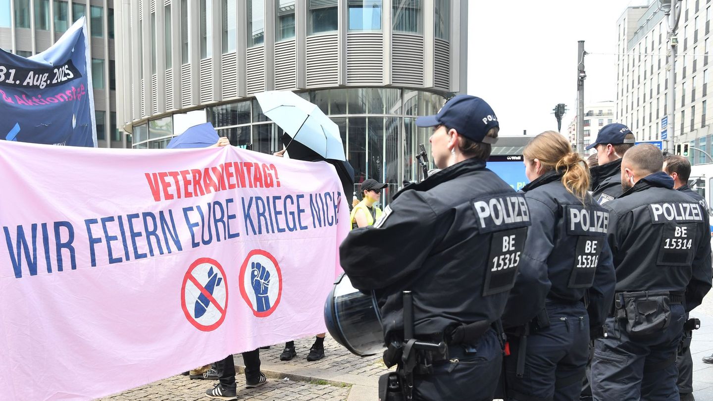 Ermittlungen: Bundeswehrfeindliche Plakate – Staatsschutz ermittelt