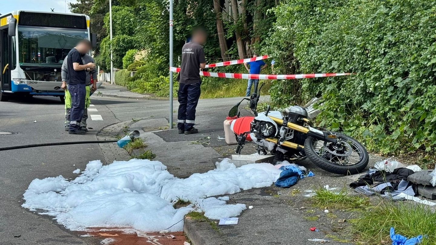 Verkehrsunfall: Motorradfahrer kommt bei Kollision mit Linienbus ums Leben