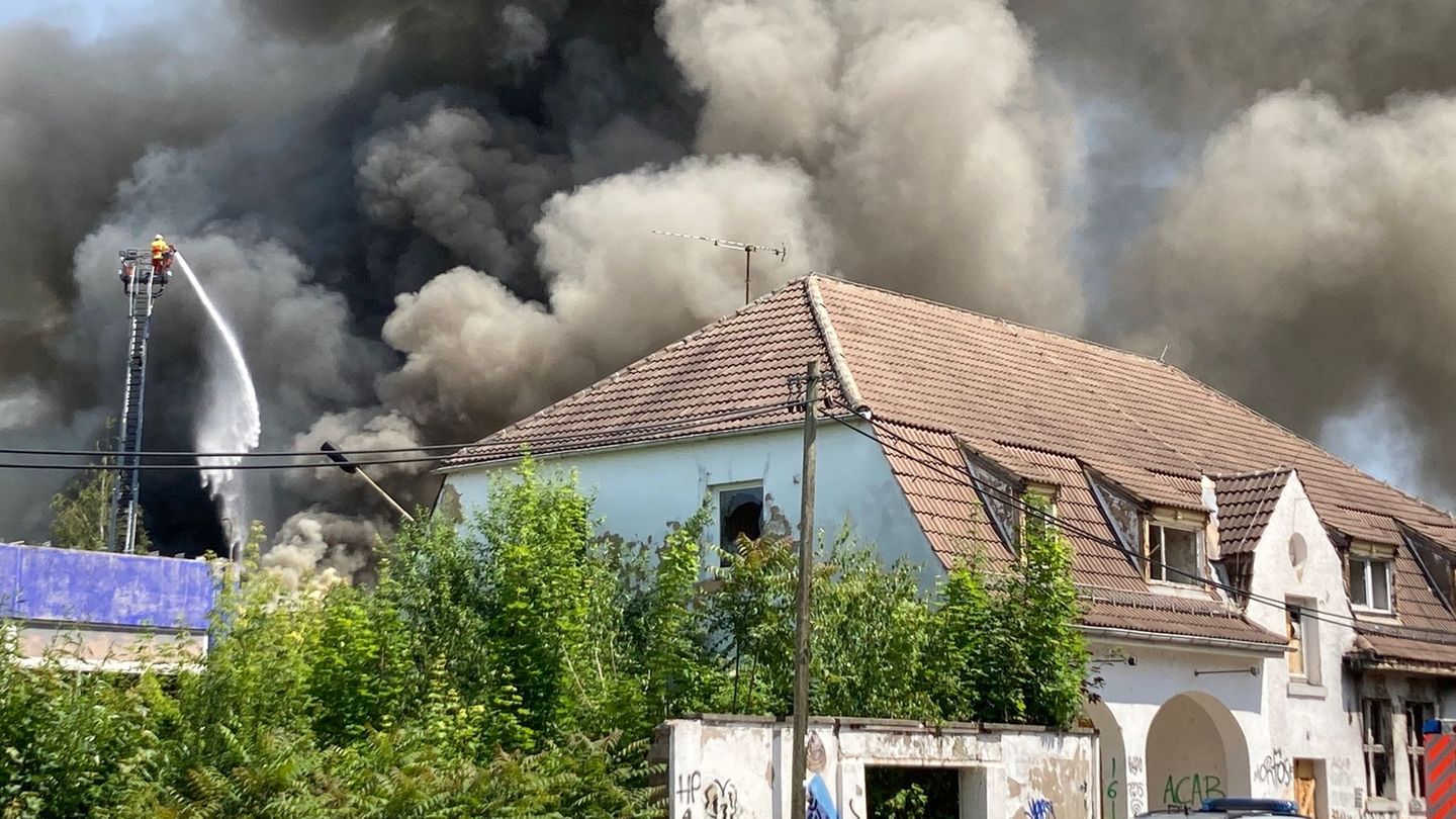 Feuer auf Industriebrache: Brand führt zu riesigen Rauchwolken über Erfurt