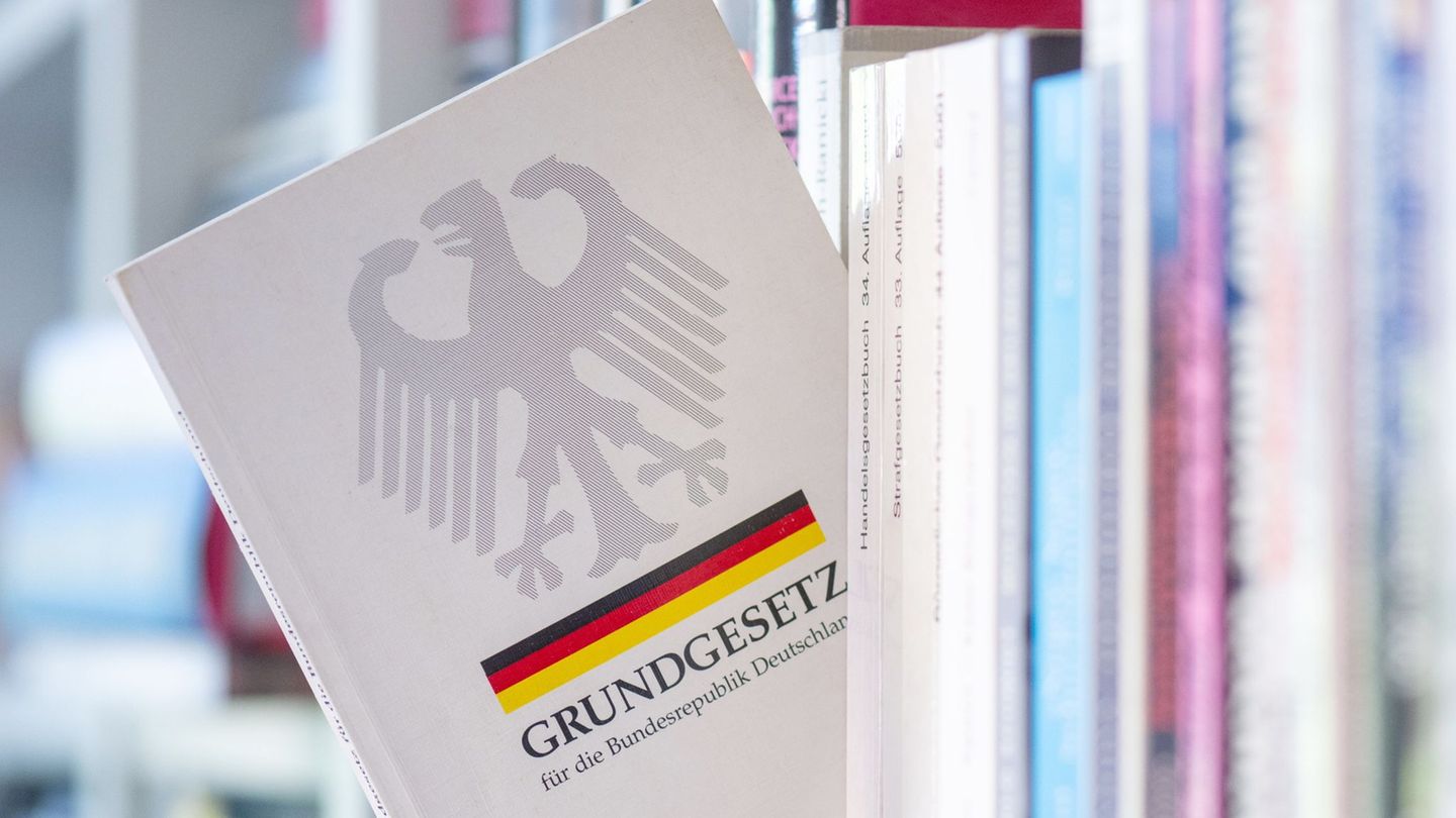 Neues Disziplinarrecht: Niedersachsen will Verfassungsfeinde schneller entlassen