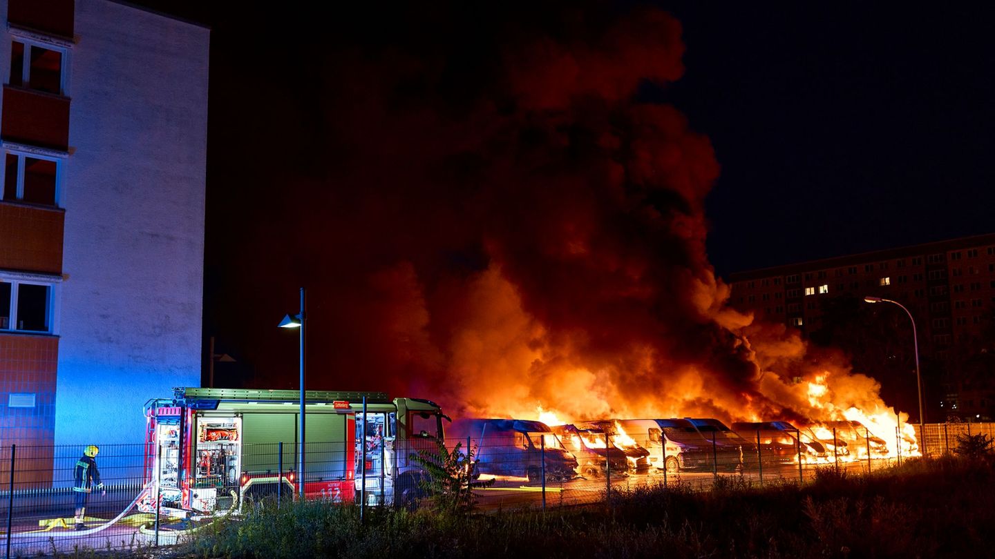 91 Einsatzkräfte löschen Feuer: 36 Transporter brennen – Berliner Polizei prüft Anschlag