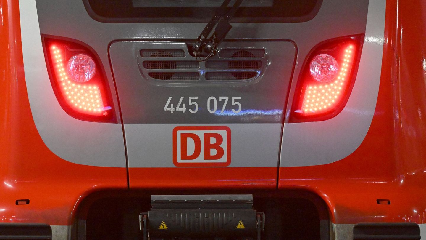 Bahn: Zug muss wegen Mensch auf Gleisen anhalten