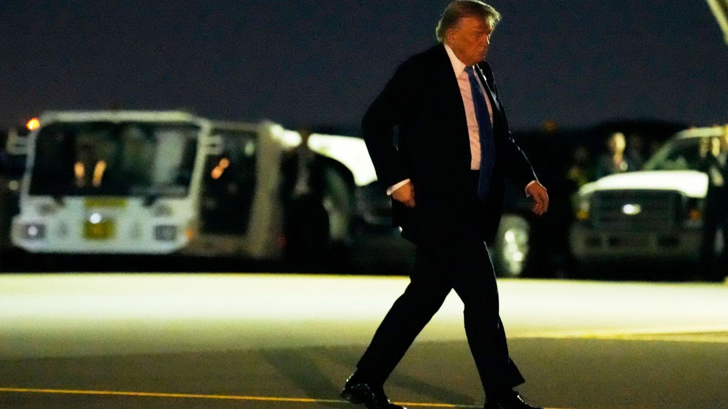 International: Trump kanzelt Macron ab: Abreise nicht wegen Waffenruhe