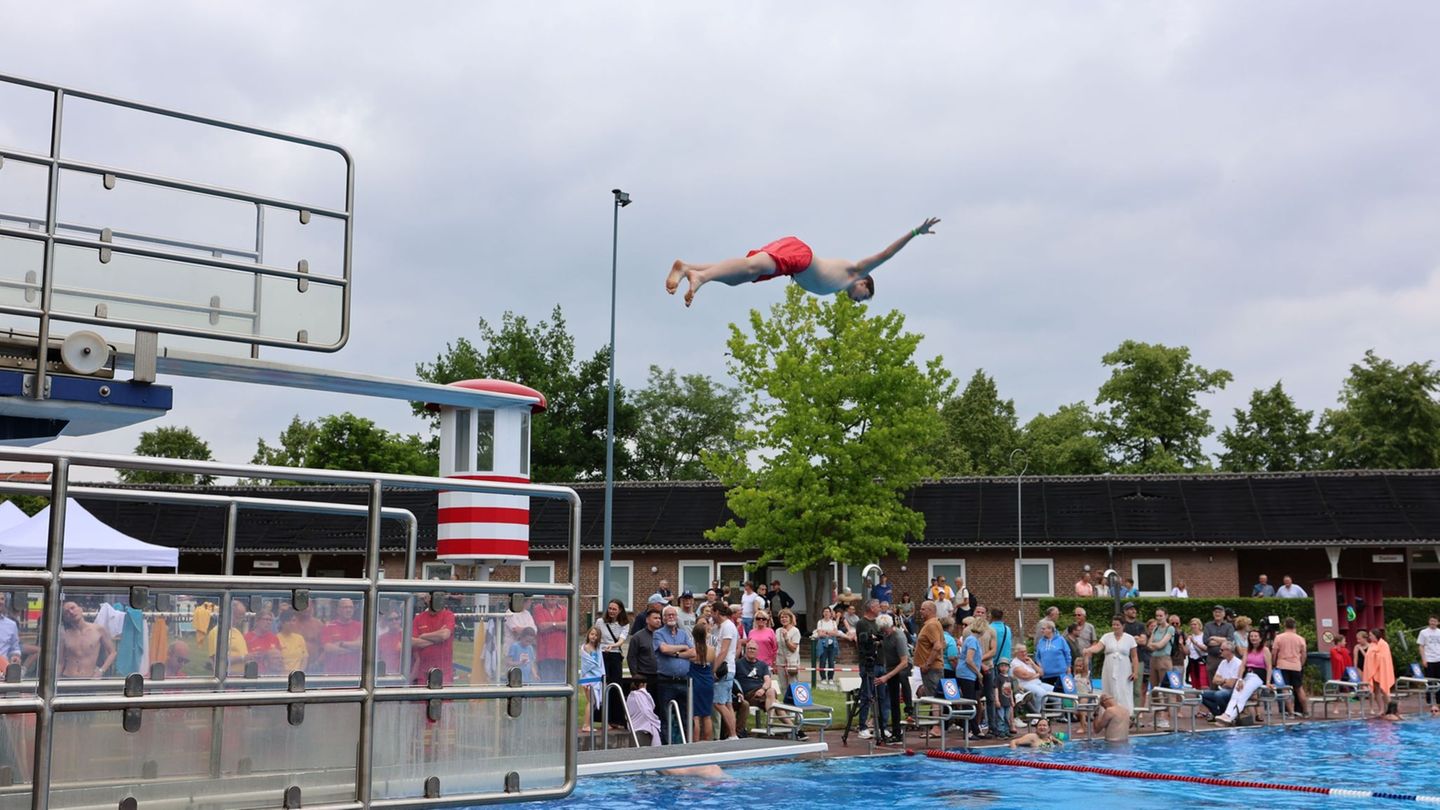 Becken zu flach?: Freibad-Posse: Drei-Meter-Turm in Wiedenbrück wieder offen
