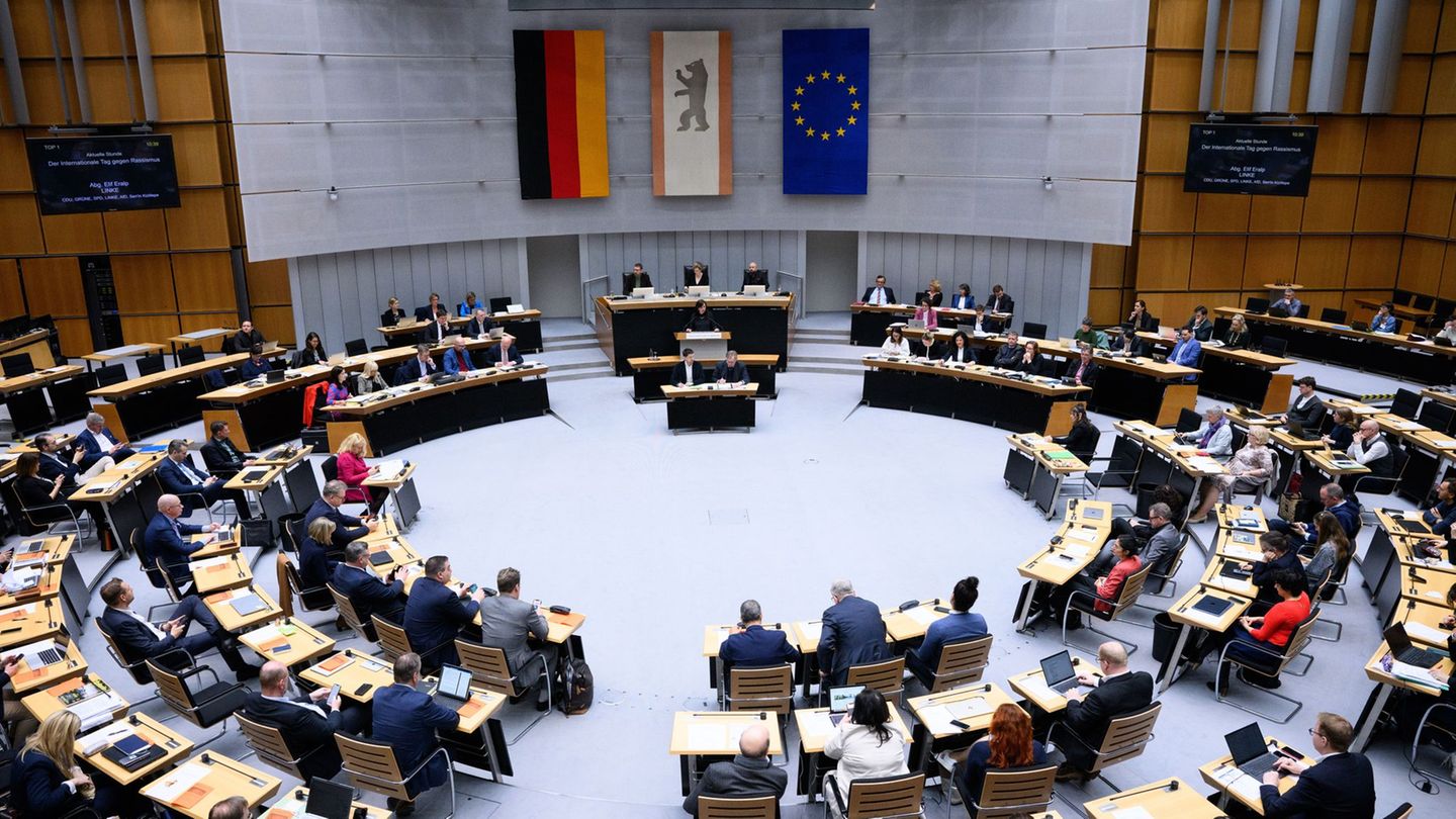 Abgeordnetenhaus: Umfrage: Linke legt massiv zu und wäre zweitstärkste Kraft