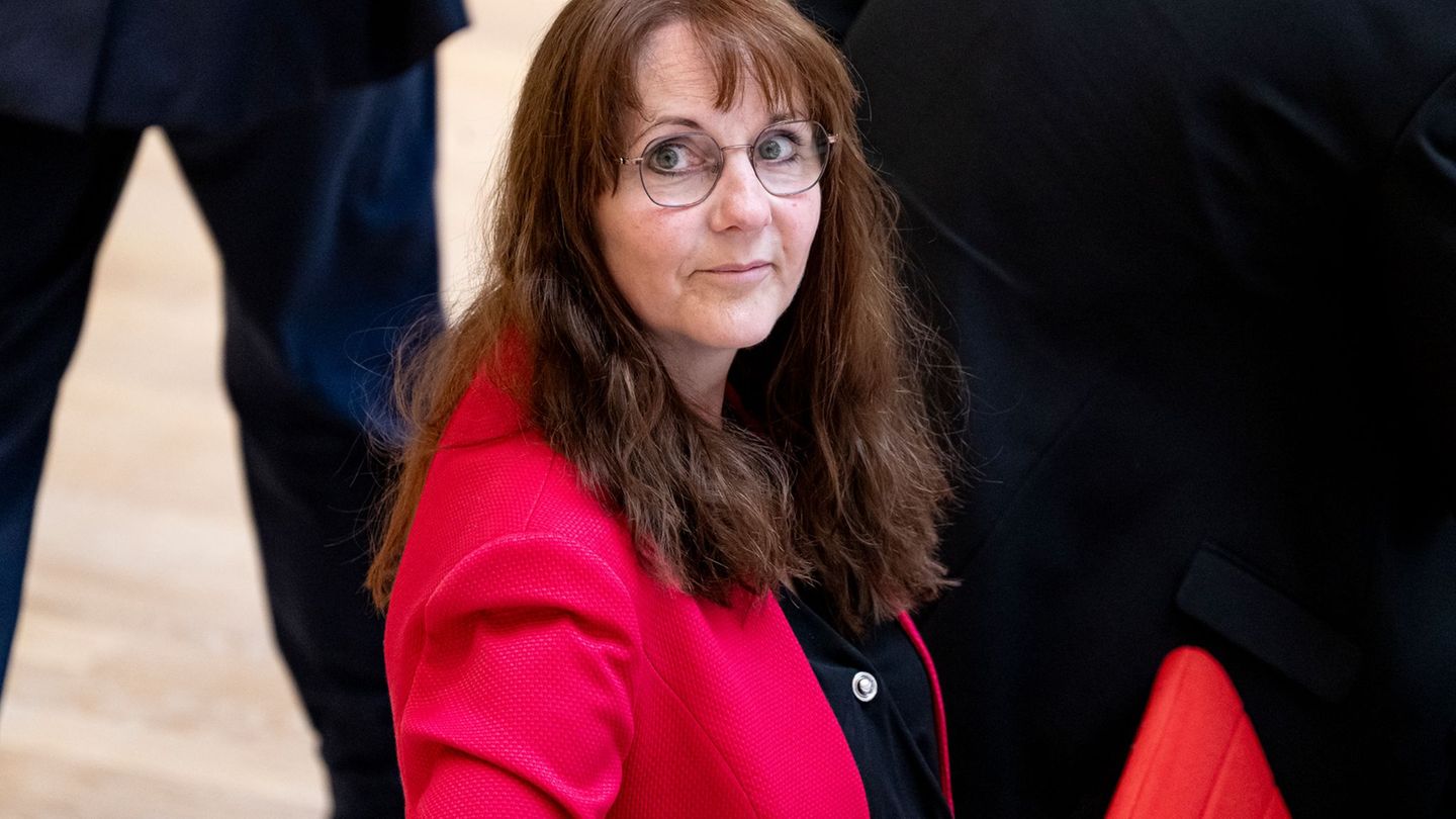 Haushaltsdebatte im Landtag: Ex-Innenministerin meldet sich nach Rücktritt zurück