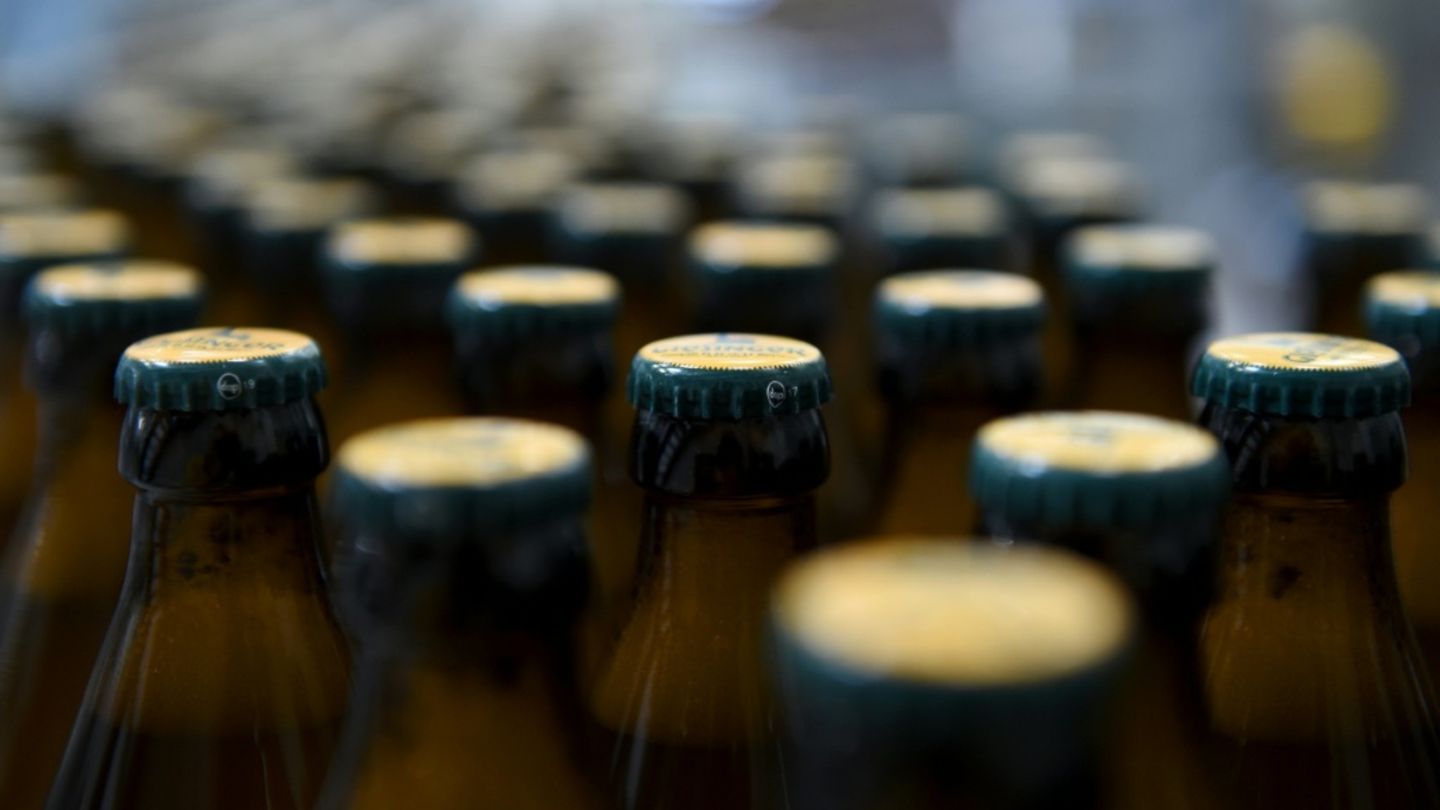 Lastwagen kippt in Bayern um und verliert 5600 Flaschen Weißbier