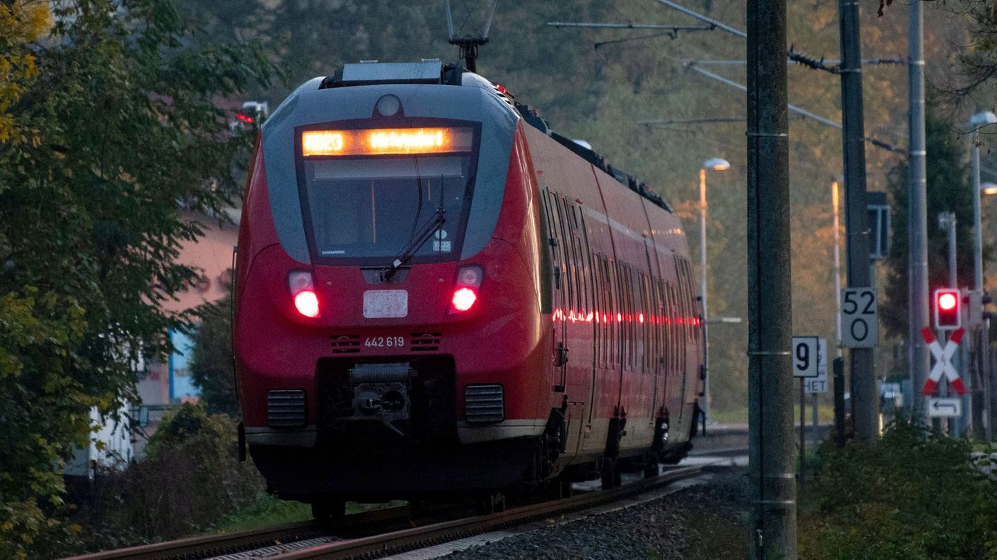 Bahn: Brand in Zug: Einschränkungen auf Bahnstrecke Berlin–Cottbus