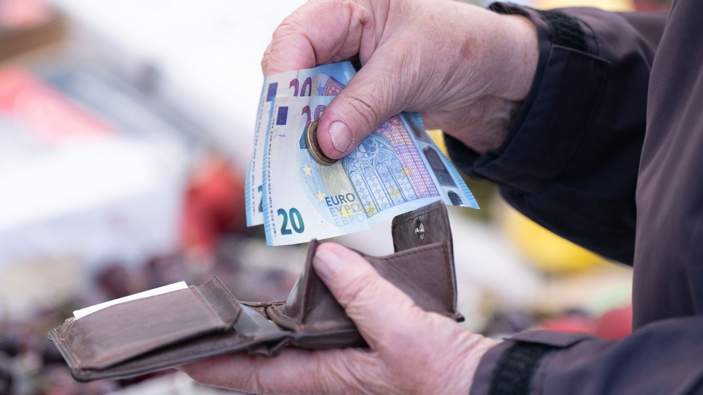 Teuerung: Studie: Frauen bewältigen Inflation besser als Männer