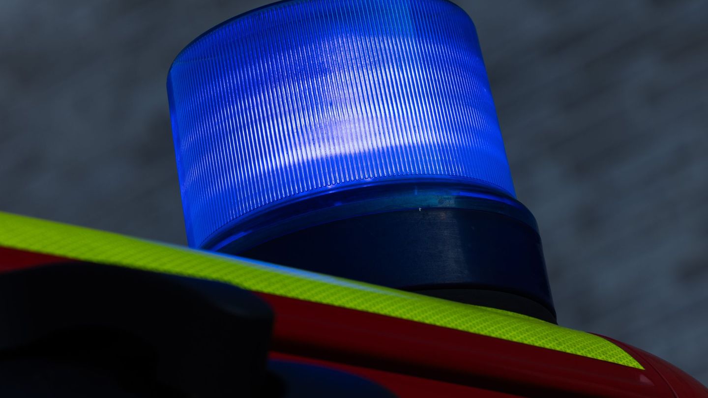 Brände: Mann verletzt sich bei Brand von mehreren Bau-Containern
