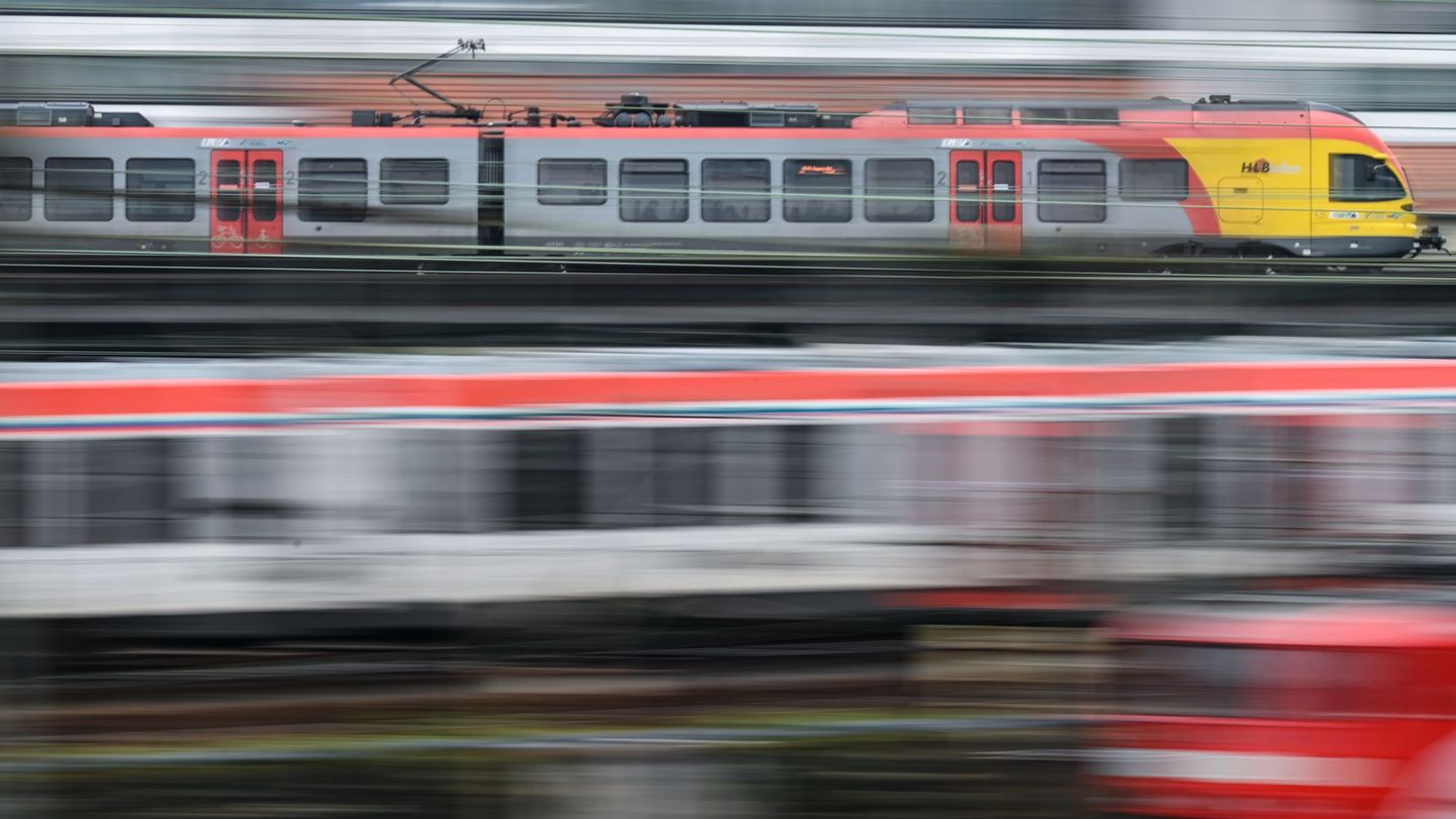 Bei Tempo 100: Unbekannter fahrt hinten auf Kupplung von Regionalbahn mit