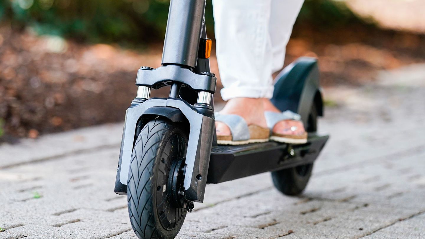 Unklare Umstände: Bewusstlos neben E-Scooter gefunden: Frau stirbt auf Radweg