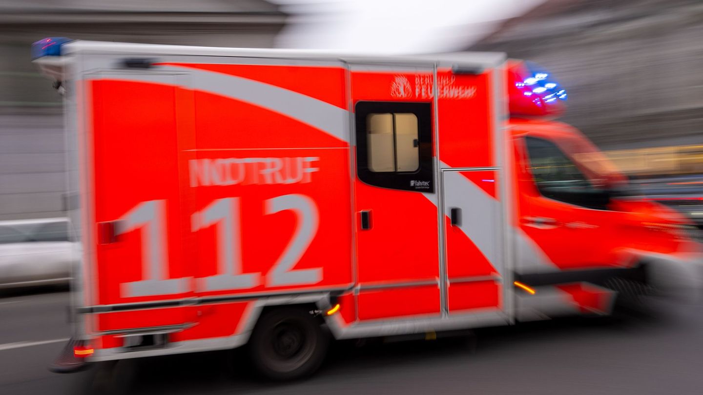 Schwerer Zusammenstoß: Tödlicher Autounfall auf Parkplatz von Einkaufszentrum