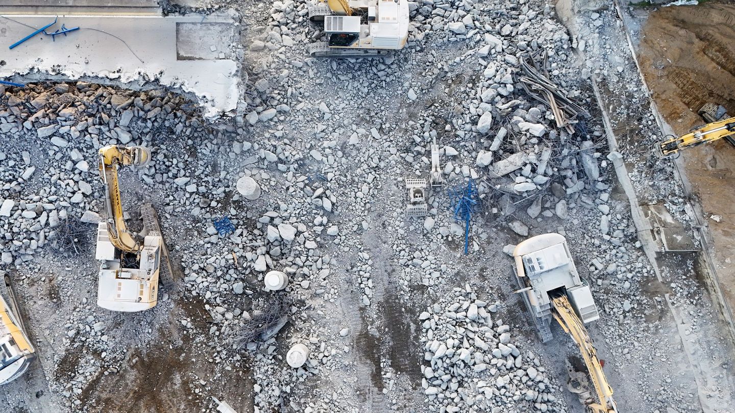 Infrastruktur: Marode Brücke in Magdeburg abgerissen
