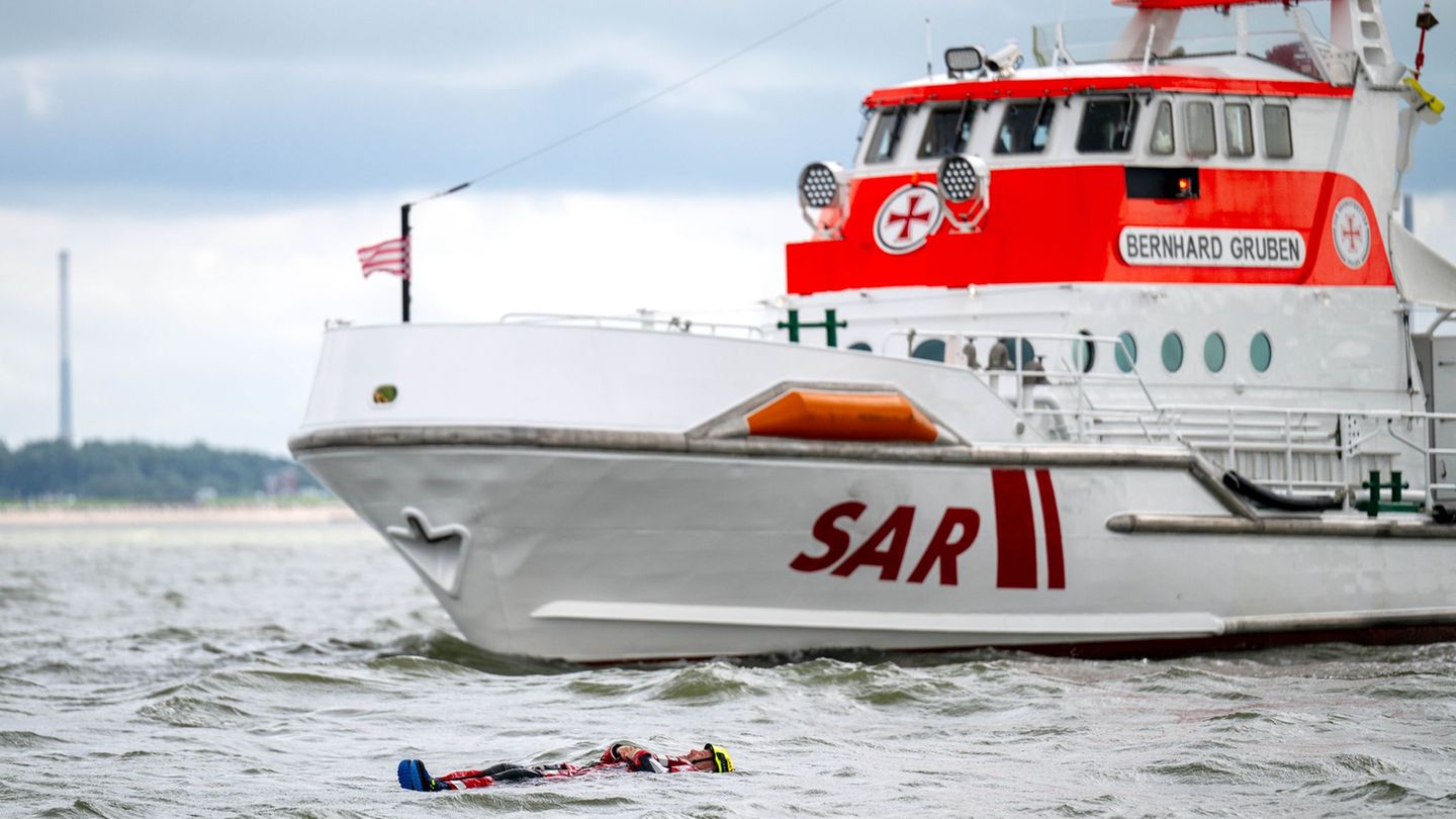 Segeljacht in Brand: Seenotretter bergen Seglerpaar von brennender Jacht