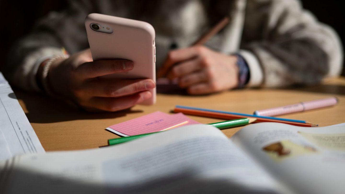 Umfrage: Mehrheit für Beschränkung privater Handynutzung an Schulen